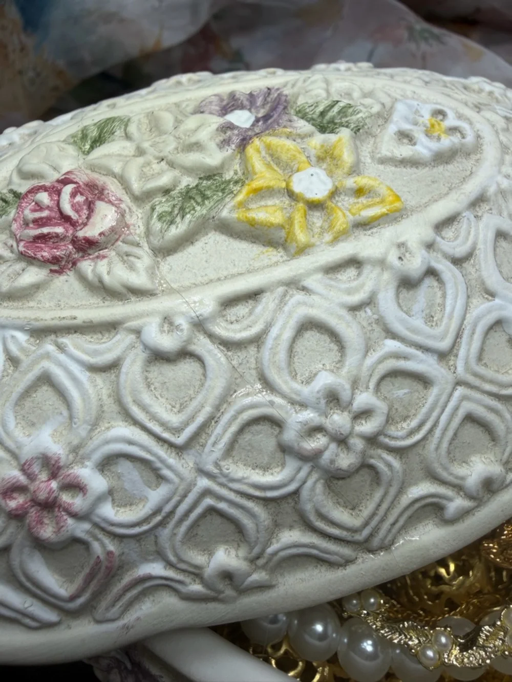 Vintage Jewelry lot in damaged trinket box - Picture 4 of 6